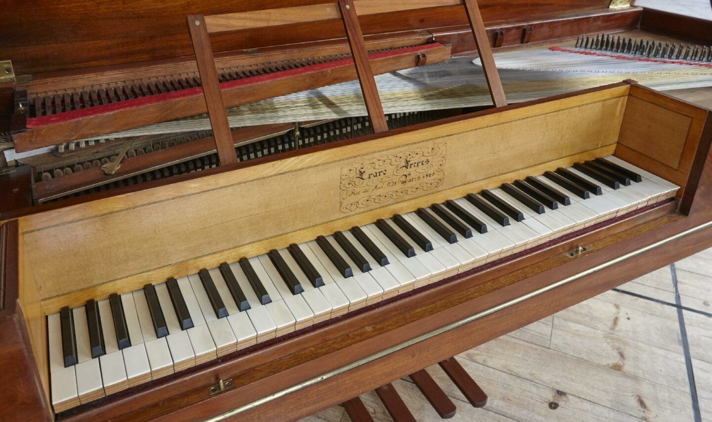 Nouvelles Athènes – Piano Erard 1806 – vrognée